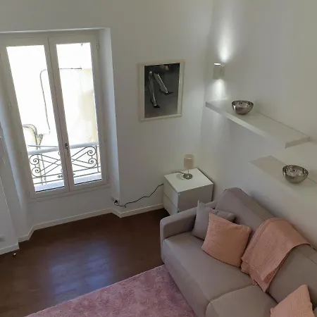 Neuf Et Vieil * Антиб